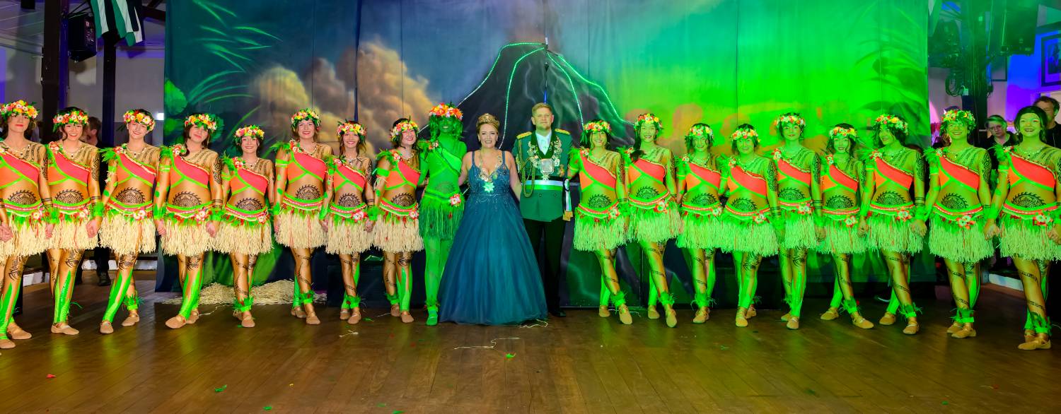 Königin Patricia und ihr König Daniel Meier inmitten der Tanzgruppe “Diwo“ aus Delbrück-Ostenland