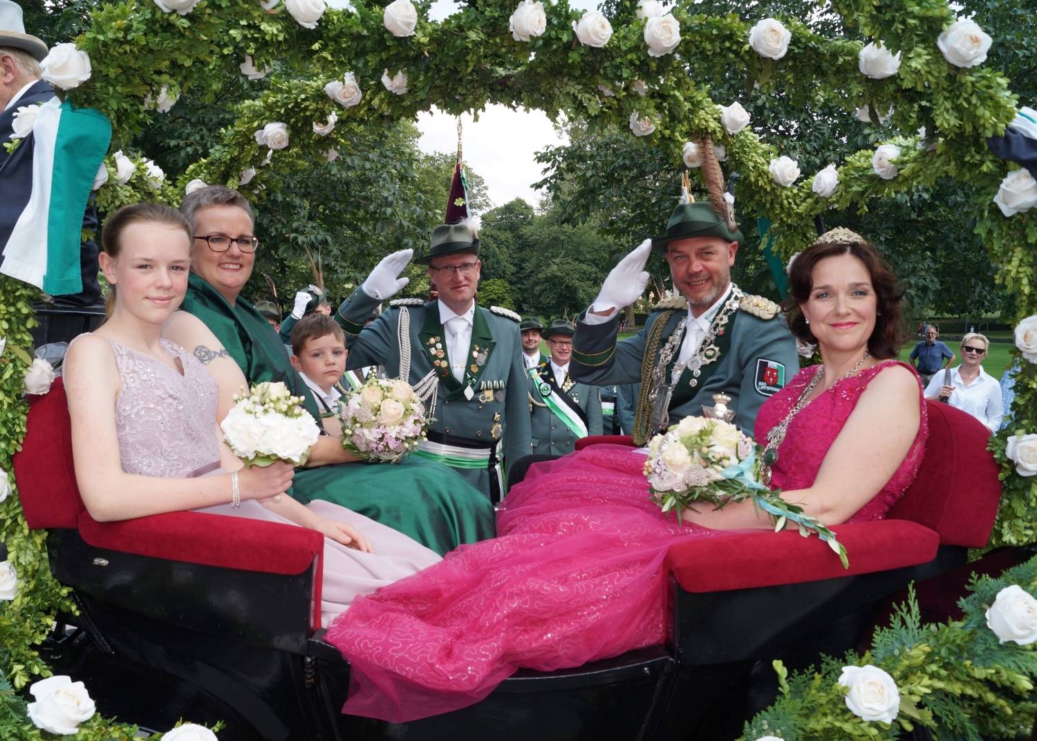 Hoffen auf den „Ball der Königin 2022“ (von links) Edelmädel Jolie Täubert, Ehrendame Eva Göbel, Edelknabe Elias Schlüter sowie Frank und Nadine Täubert. Im Hintergrund grüßt Zeremonienmeister Sebastian Tofall. Foto: BSV