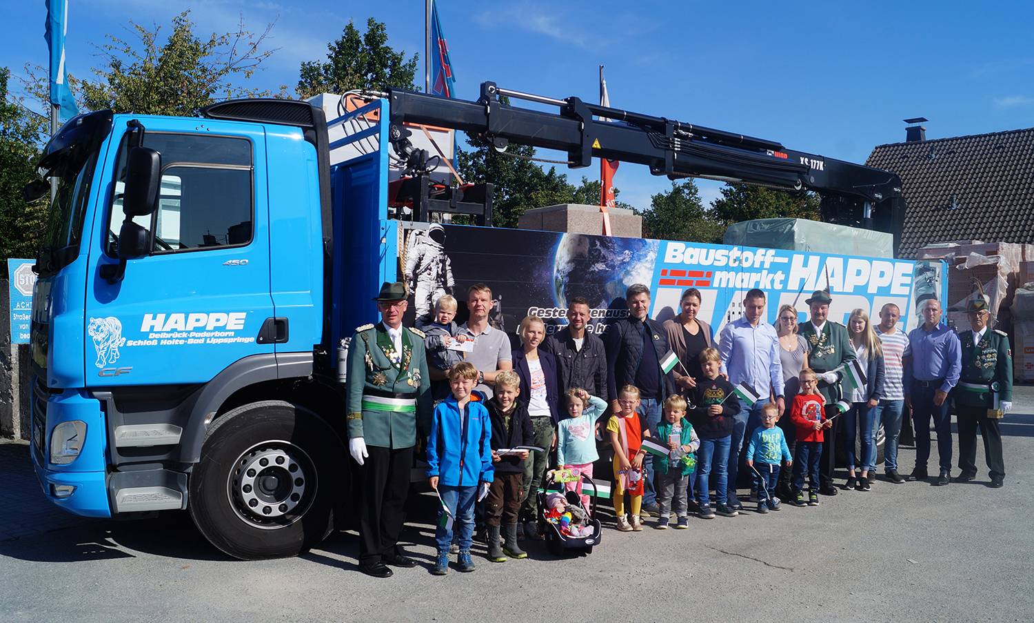 Preisübergabe an die siegreichen Kinder und deren Eltern. Oberst Josef Thöne (links) sowie rechts Hauptmann Christoph Klare, Platzmajor Eckehard Flender, Fachberater Dimitri Hauck und die Auszubildende Franziska Hepers (beide vom Sponsor Baustoffmarkt Happe). Foto: BSV