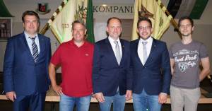 Oberst Guido Düsing (links) mit seinen wieder gewählten Vorstandskollegen und einem ausgeschiedenen Mitglied des Bataillonsvorstandes: Fahnenoffizier Jörg Schlichting,  Oberstleutnant Dirk Lappe, Major Konstantin Thiele und der ehemalige Platzoffizier Raffael Flender. Auf dem Foto fehlen Leutnant Dietmar Roxlau, Hofoffizier Mark Böhner und Schießmeister Florian Schmon. 