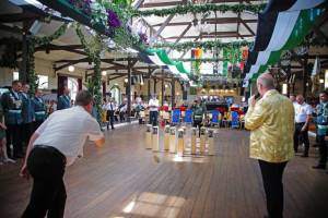 Oberleutnant Rainer Tofall gewinnt mit seiner AK beim "Wikinger werfen". Foto: Herbert Gruber