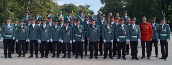 Die geehrten und ausgezeichneten Schützen mit Oberst Guido Düsing (links) und Oberstleutnant Dirk Lappe (rechts).. 