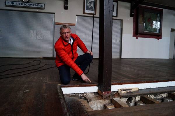 Ein kleines Stück am Rand der Tanzfläche wurde bereits geöffnet, Oberst Josef Thöne hat hier die mehr als 100 Jahre alten Fundamente des historischen Schützenhauses im Blick.