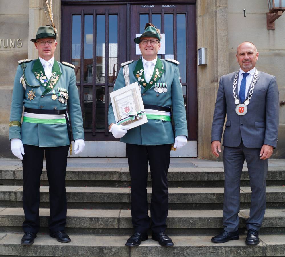 Mit dem Ehrenschild wurde am Sonntag der Hofmeister der Bad Lippspringer Bürgerschützen ausgezeichnet, auf dem Foto von links: Bürgermeister Andreas Bee, Thomas Wittbecker und Oberst Josef Thöne.