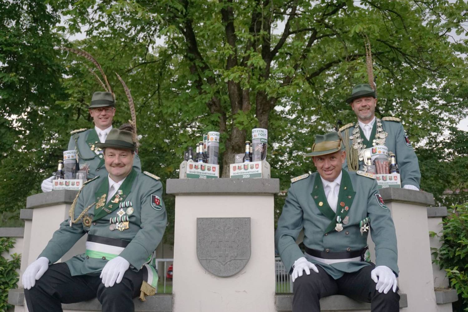 Die ganz besondere Schützenhandtasche präsentieren Oberst Josef Thöne, König und Hauptmann Frank Täubert (Klumpsack-Kompanie) sowie die Hauptleute (vorn) Christoph Klare (West-Kompanie) und Heiner Thöne (Arminius-Kompanie).