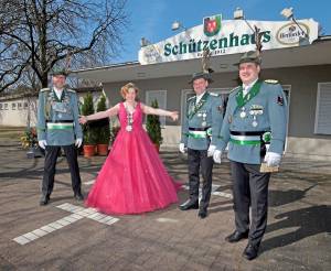 Mit dem Ball der Königin ehrt der Bad Lippspringer Schützenverein um (von links) König Frank Täubert, Oberstleutnant Dirk Lappe und Oberst Guido Düsing am 23. April seine seit 2019 amtierende Regentin Nadine Täubert.