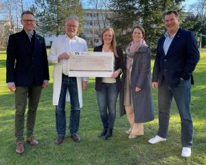 2500 Euro für Kinderklinik St. Louise in Paderborn, von links:    Major Carsten Böhner, Chefarzt Prof. Dr. Friedrich Ebinger, Majestät Andrea Hildmann, Fundraising-Referentin Eva Willaschek und Oberst Guido Düsing.