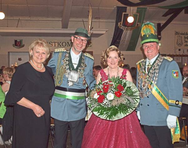 Das Königspaar Anette und Olaf Pippert aus Schloß Neuhaus überreichte unseren Majestäten Nadine und Frank Täubert einen Blumenstrauß. Foto: Phil Hänsgen/WESTFÄLISCHES VOLKSBLATT