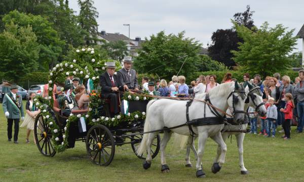 Sein Platz war auf dem Kutschbock: Fritz Klingenberg (hier mit mit seinem Sohn Frank) fuhr mehr als 30 Jahre die Königspaare des Bürgerschützenvereins Bad Lippspringe  zum Schützenfest durch die Kurstadt