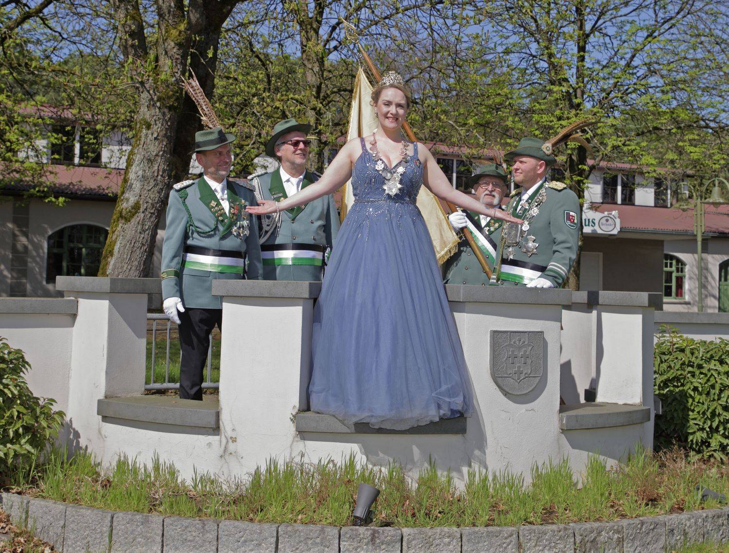 Sämtliche Blicke in Richtung Königin: Regentin Patricia Meier steht beim Ball der Königin des Bad Lippspringer Schützenvereins im Mittelpunkt. Mit ihr freuen sich (von links) Dirk Lappe (Oberstleutnant), Udo Fieseler (Zeremonienmeister) und Theo Deipenbrock Fähnrich West-Kompanie) und König Daniel Meier auf die Veranstaltung am 27. April im Badestädter Schützenhaus.