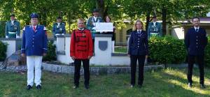 Spendenübergabe am Bad Lippspringer Schützenhaus, vorn von links: Andreas Meier (Tambourcorps Etteln), Michael Kamp (Kolping Musikzug), Petra Tasche (Musikzug der Freiwilligen Feuerwehr) und Marcel Schonlau (Spielmannszug der Freiwilligen); hinten von links: Major Guido Düsing, Oberstleutnant Dirk Lappe, das Königsaar Frank und Nadine Täubert sowie Oberst Josef Thöne.