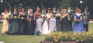 Der 75. König wird 1997 ermittelt. Auf dem Foto von links: Verena Abel-Ullmann, Wolfgang Lucas, Renate Bee und Heinrich Schmidt, Beate und Fritz Möller, Ehrendame Renate Jöring, Gabi Nübel, König Bernd Nübel, Königin Brigitta Streyl, Franz Streyl, Elisabeth Hennig und Heiner Thöne, Nicole Glombek und Berthold Wille, Andreas und Bettina Mertensmeier, Torsten Barthel sowie vorn Edelmädel Friederike Jöring und Edelmädel Antonia Schmidt. Foto: Thomas Knoll 