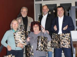 120 Weihnachtstüren für die Tafel, auf dem Foto von links: Karin Schmidt (Einzelhandelsvertreterin der Werbegemeinschaft), Heinz Georg Heggemann (Vorsitzender der Werbegemeinschaft), Vera Jennebach (Vorsitzende der Tafel) sowie vom Bürgerschützenverein Oberstleutnant Dirk Lappe und Oberst Guido Düsing. 