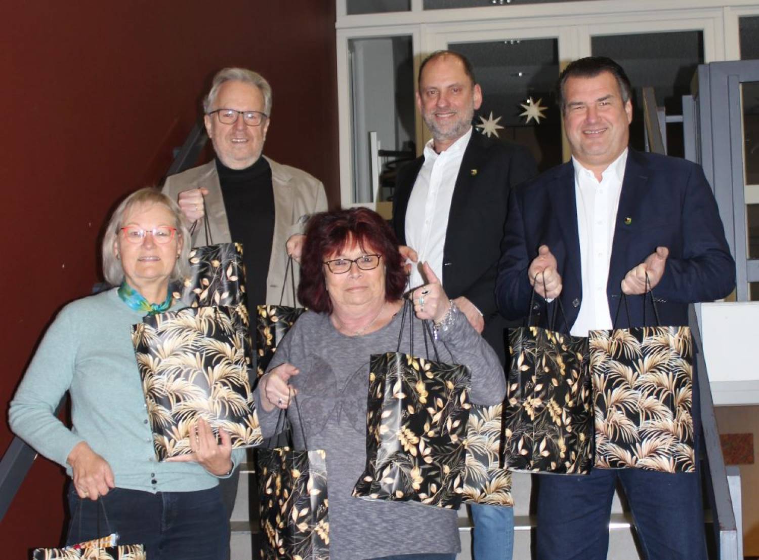 120 Weihnachtstüren für die Tafel, auf dem Foto von links: Karin Schmidt (Einzelhandelsvertreterin der Werbegemeinschaft), Heinz Georg Heggemann (Vorsitzender der Werbegemeinschaft), Vera Jennebach (Vorsitzende der Tafel) sowie vom Bürgerschützenverein Oberstleutnant Dirk Lappe und Oberst Guido Düsing. 