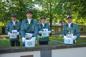 Das Schützenfest ist wieder im Eimer. In Bad Lippspringe geht aber auch 2021 wieder etwas. Am eigentlichen Schützenfestsamstag, 18. Juli, werden die 1200 Bürgerschützen mit einem „Eimer voller Überraschungen“ beschenkt. Auf dem Foto von links: Oberleutnant Benedikt Hildmann (West-Kompanie), Oberleutnant Marius Peters (Klumpsack-Kompanie), Oberleutnant Rainer Tofall (Arminius-Kompanie) und Oberst Josef Thöne. Foto: BSV/André Weihrauch