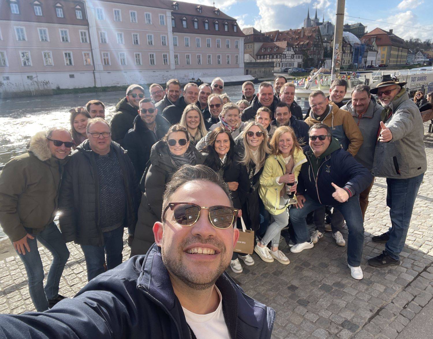 Major Konstantin Thiele (vorn) versucht sich als  Gruppenfotograf: Das Bild fängt gut die Stimmung der Fahrt des Bataillonsvorstandes des Bürgerschützenvereins Bad Lippspringe nach Bamberg und Fulda ein.