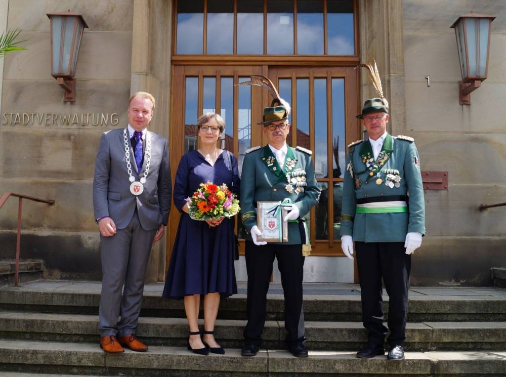 Auf dem Foto von links: Bürgermeister Ulrich Lange, Monika und Eckehard Flender sowie Oberst Josef Thöne.