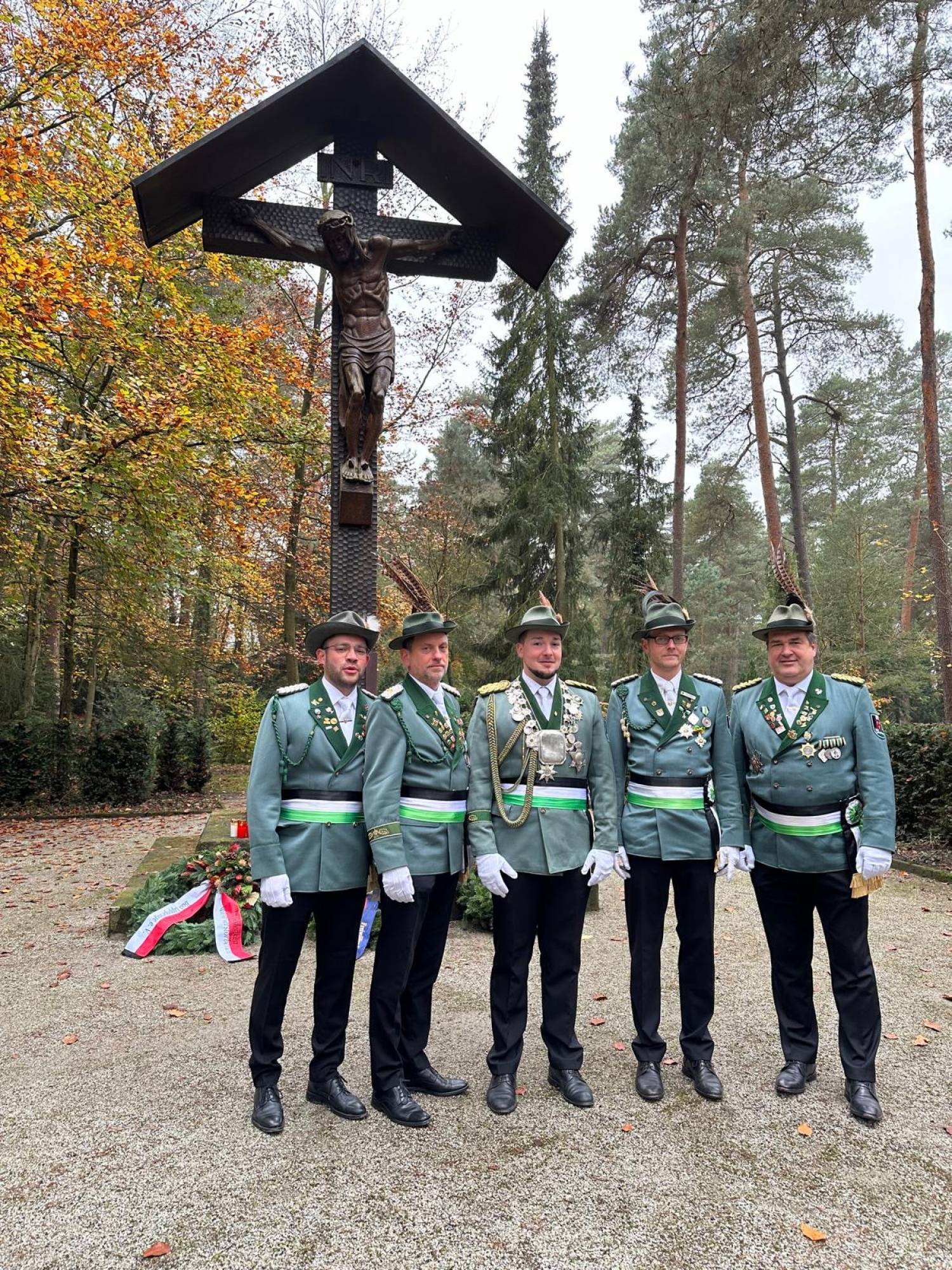 Kranzniederlegung auf dem Waldfriedhof. Auf dem Foto von links: Major Konstantin Thiele, Oberstleutnant Dirk Lappe, König Philipp Kilian, Major Carsten Böhner, und Oberst Guido Düsing.