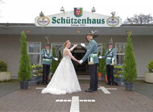 Zum Ball der Königin für die Regentin Andrea Hildmann lädt der Bad Lippspringer Bürgerschützenverein um (von links) Oberstleutnant Dirk Lappe, König Benedikt Hildmann und Major Carsten Böhner ein.