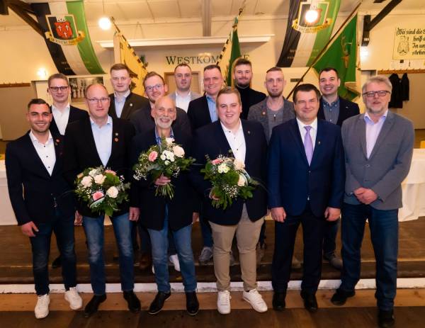 Nach den Wahlen zum Bataillonsvorstand, obere Reihe von links: Hofoffizier Maurice Pauly, Hofoffizier Johannes Klare, Leutnant Frank Heggeman, Platzoffizier Manuel Temme, Leutnant Torsten Lappe, Platzoffizier Vincent Vossel, Hofmeister Manuel Raschke und Leutnant Patrick Wittlage; untere Reihe von links: Platzmajor Mark Böhner, Sebastian Tofall (neuer  Oberleutnant der Arminius-Kompanie), Ehrenleutnant Dietmar Roxlau, Jan-Noah Walter (neuer Hauptmann der Klumpsack-Kompanie), Oberst Guido Düsing und Zeremonienmeister Udo Fieseler.  
