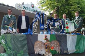 Sie präsentieren die wertvollen Preise der Kinder-Tombola (von links): Oberst Guido Düsing, Iris Brockmeier (Premiumpartner Volksbank Schlangen/Spadaka Bad Lippspringe), Hofoffizier Mark Böhner, Platzmajor Jan-Noah Walter und Hofoffizier Johannes Klare.