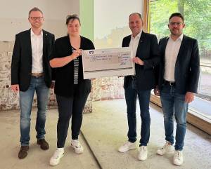 15.000 Euro für die Odenthaler Kobolde, eine von Eltern ehrenamtlich geführte Kindertagesstätte. Auf dem Foto (von links) stehen Major Carsten Böhner, Schriftführerin Christina Schumacher, Oberstleutnant Dirk Lappe und Major Konstantin Thiele in einem entkernten Raum der überfluteten Kindertagesstätte.