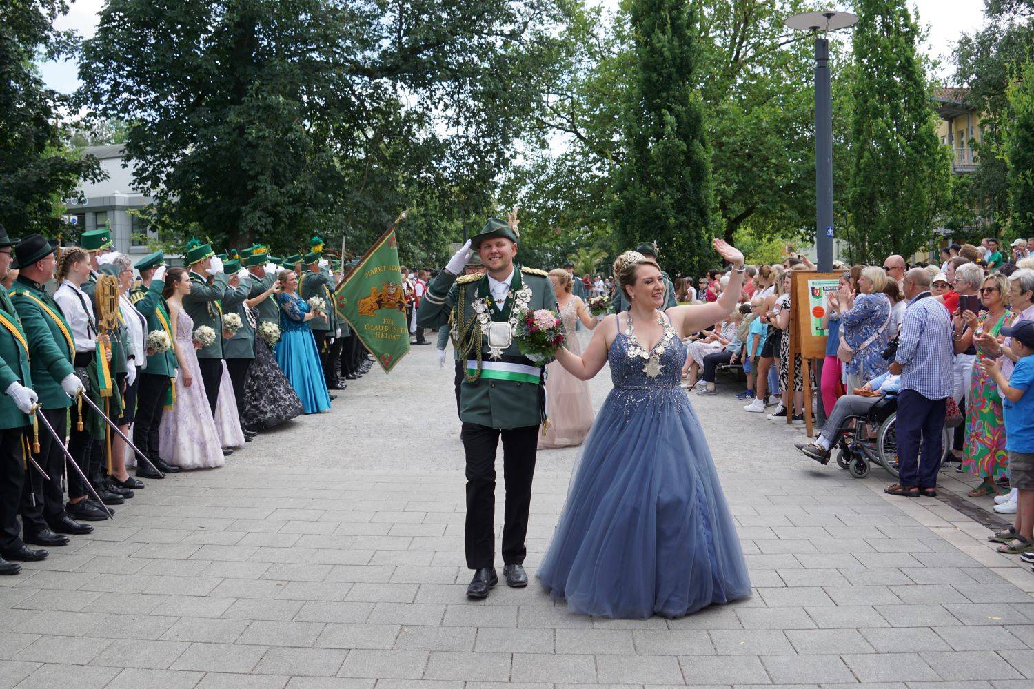 Einer der Höhepunkte am Sonntagnachmittag: Das Königspaar Daniel und Patricia Meier nimmt die Parade im Arminiuspark ab.