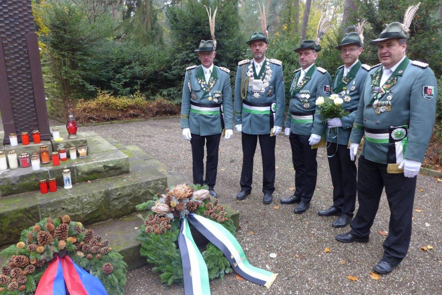 Kranzniederlegung am Hochkreuz auf dem Waldfriefhof, auf dem Foto von links: Oberst Josef Thöne, König Frank Täubert, Oberstleutnant Dirk Lappe, Major Carsten Böhner und Major Guido Düsing. Foto: Allendorf