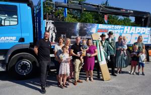 Siegerehrung beim Baustoffmarkt Happe in Bad Lippspringe: Die Hofoffiziere Johannes Klare und Mark Böhner zeichneten die Gewinner aus.