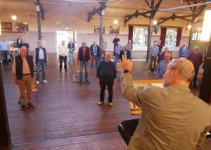 Die Chorproben des Männerchors „Harmonie“ finden coronabedingt im Bad Lippspringer Schützenhaus statt. Chorleiter Joachim Senft bescheinigt der mehr als 100 Jahre alten Heimat der Bürgerschützen eine gute Akustik. Foto: Klaus Karenfeld