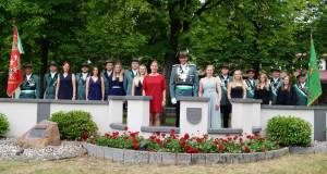 Der Hofstaat 2022/2023 von links: Fahnenoffizier Jörg Schlichting, die Hofherren und Hofdamen Dominik und Lea Wolfslau, Konstantin und Franziska Thiele, Thorsten Peters und Mareike Willeke, Manuel Temme und Sophia Heinemann, Ehrendame Sandra Wille, das Königspaar  Benedikt und Andrea Hildmann, das Kronprinzenpaar Till Roßkamp und Jennifer Spiczak, das Zepterprinzenpaar Mark Böhner und Anika Lappe, das Apfelprinzenpaar Nico Grosse und Sandra Böhner sowie Fahnenoffizier Theo Deipenbrock. Foto: BSV