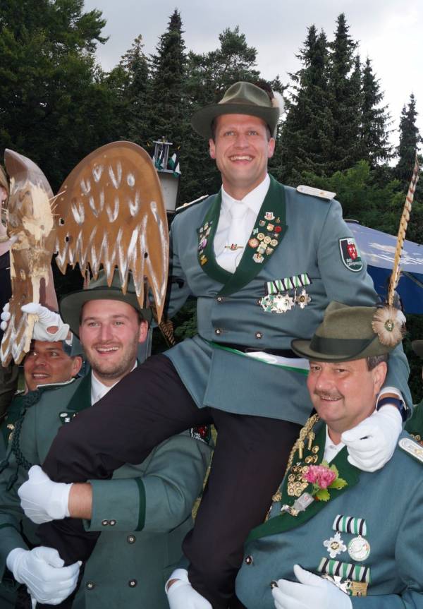 So war es vor einem Jahr: Benedikt Hildmann von der West-Kompanie ist Schützenkönig von Bad Lippspringe und wird von seinem Hauptmann Christoph Klare (rechts) und Leutnant Vincent Vossel in Schützenhaus getragen.