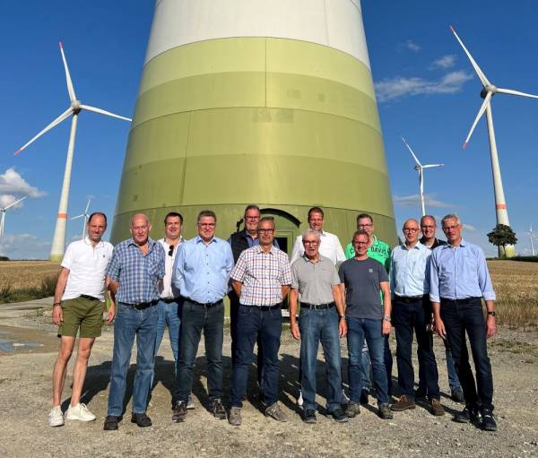 Die Teilnehmer am 17. Königstreffen vor dem Windrad in Benhausen (hinten von links) Guido Düsing (König 2013),  Markus Böhner (2009), Benedikt Hildmann (2022), Markus Willeke (2008), Sebastian Tofall (2016); vorn von links; Dirk Lappe (2014), Rudolf Tofall (2000), Holger Fricke (2012), Eckehard Flender (2011), Dieter Rasche (1987), Thomas Sievers (2017),  Franz Jöring (1995) und Josef Thöne (2005). Auf dem Foto fehlen Magnus Wille (1992), Uwe Kilian (2007), Conrad Rudolphi (2006), Uli Lange (2003) und  Heinz-Josef Rudolphi (1991). Foto: BSV